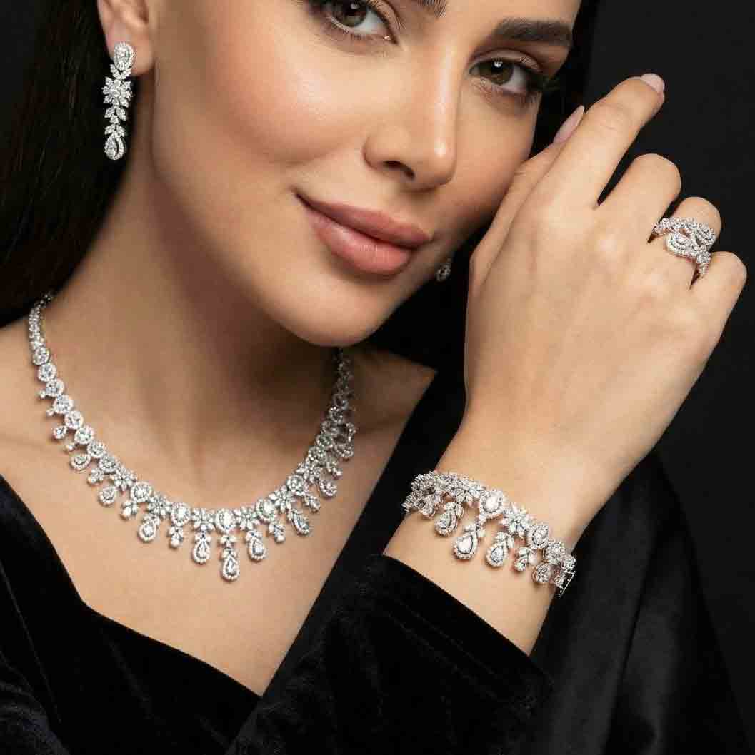 طقم إكسسوارات كامل أومنيا تريشا أبيض مرصع بحجر الزركون عالي الجودة ومطلي بالروديوم