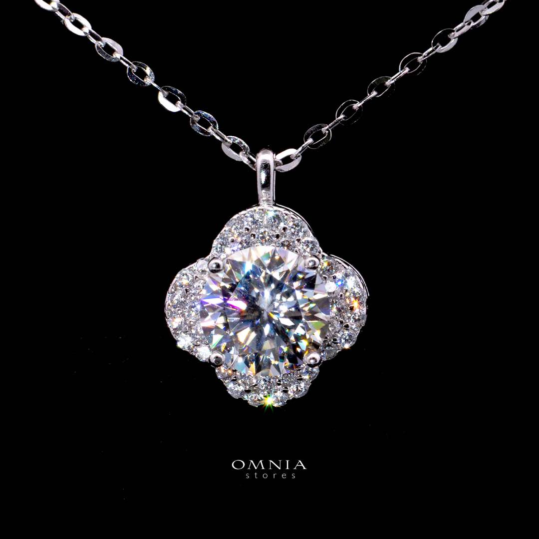 Omnia Bianca Clover Pendant Necklace in 92.5 Silver with High-Quality Moissanite Stones
