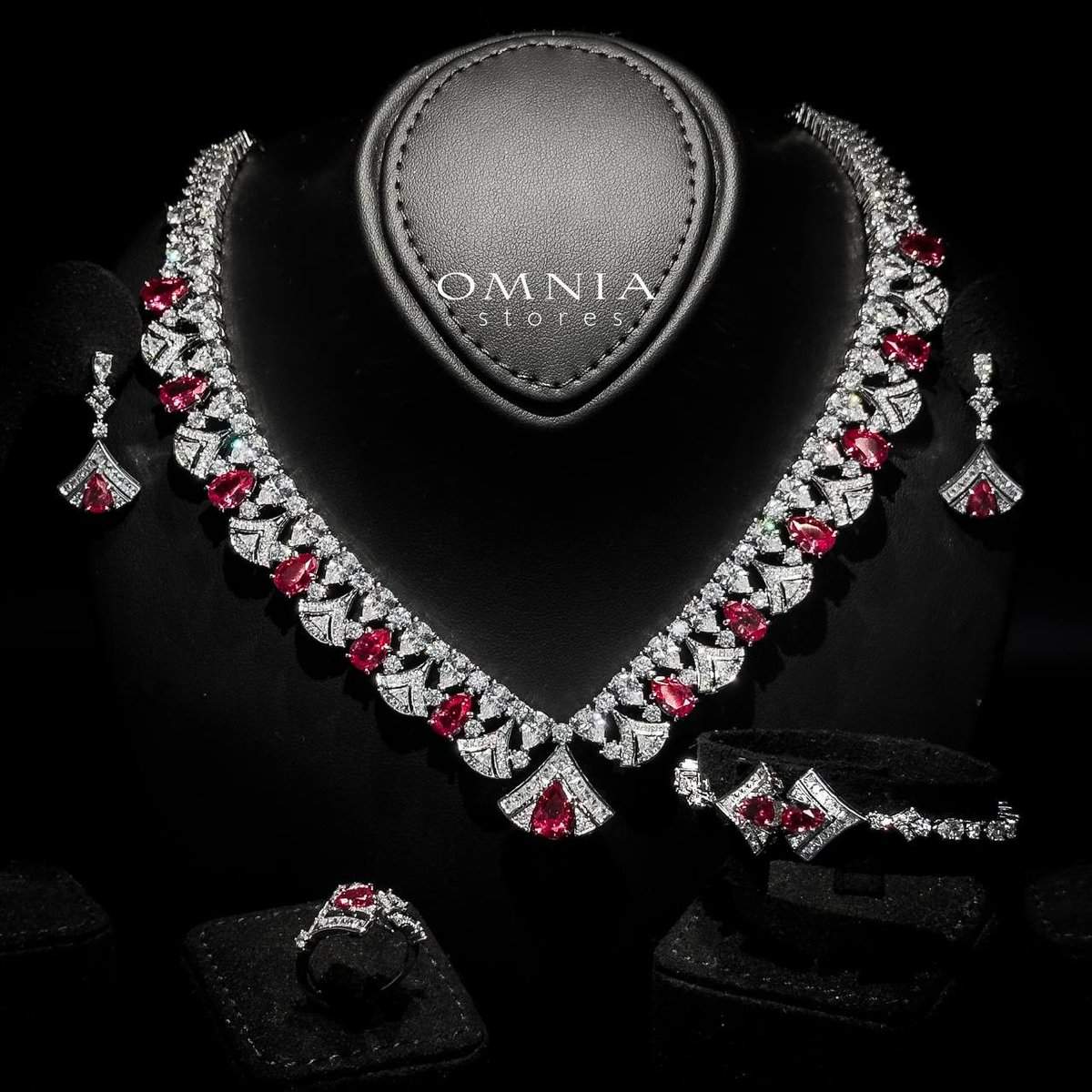طقم مجوهرات كامل فاخر من أمنية إليزابيث باللونين العنابي والأبيض