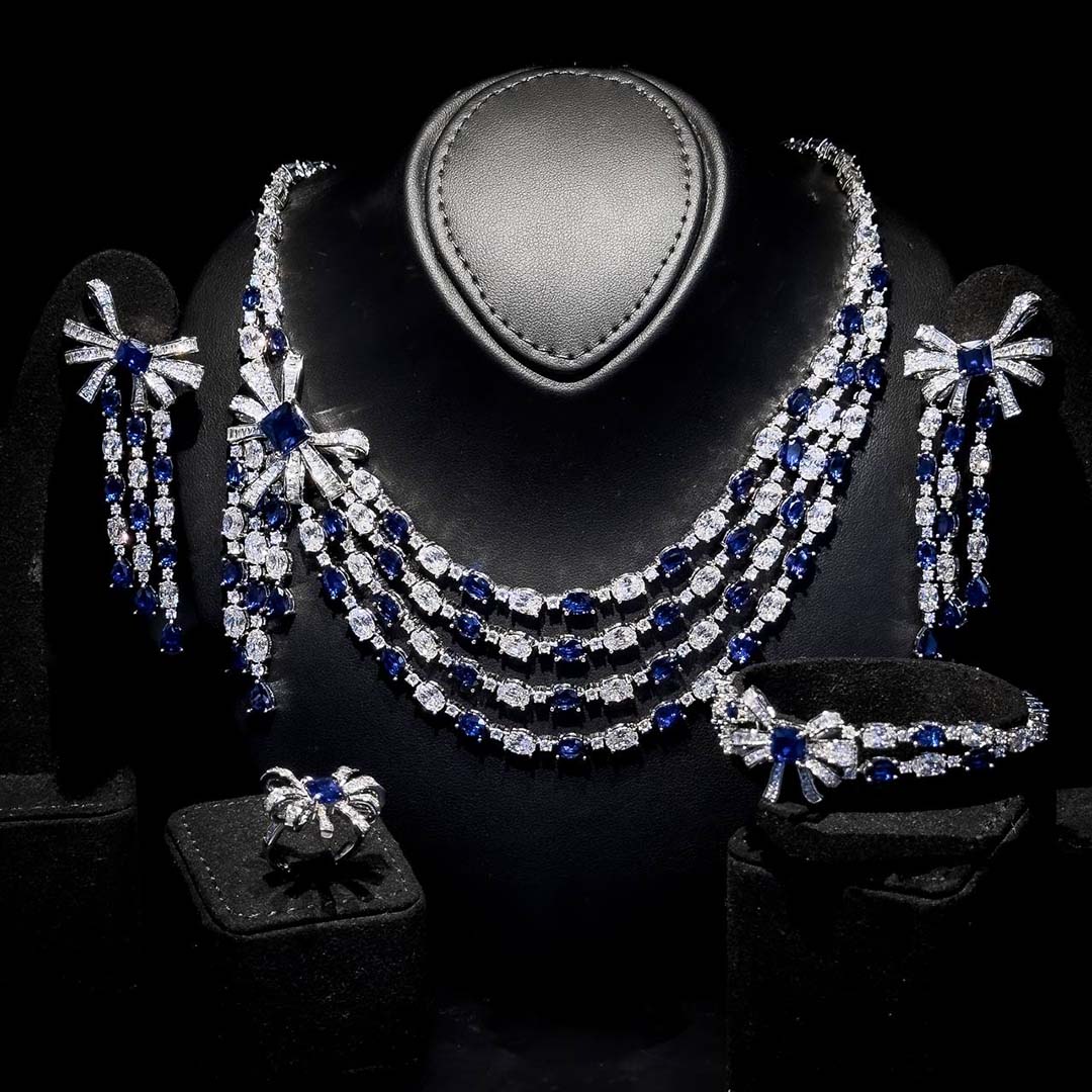 طقم زفاف كامل أمنية مودة باللون الأزرق مع تصميم أنيق بفيونكة مرصع بأحجار الزركون عالية الجودة بطلاء الروديوم