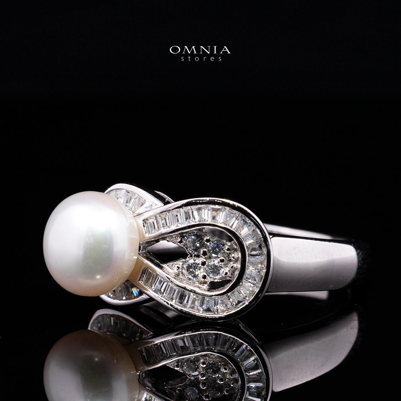 Avalina Fresh Water Pearl Ring in 925 Silver with High-Quality Simulated Diamonds