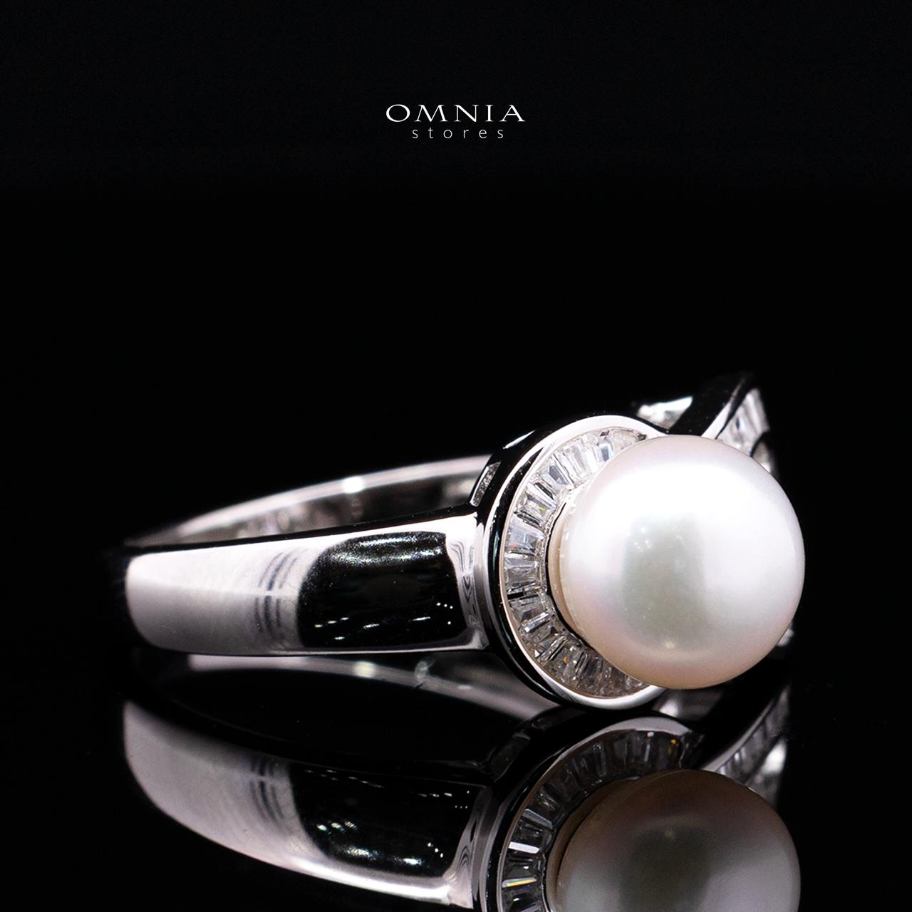 Avalina Fresh Water Pearl Ring in 925 Silver with High-Quality Simulated Diamonds